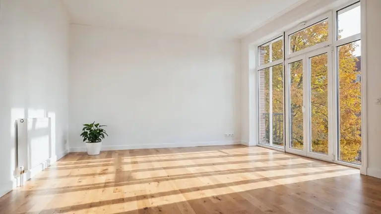 Entrümpelung Bodensee - heller aufgeräumter Raum nach professioneller Haushaltsauflösung durch KLAR.Raum